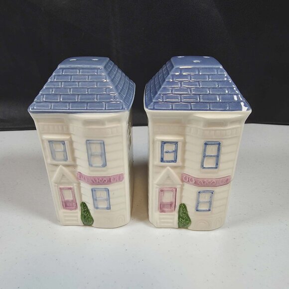 HEARTH & HOME DESIGNS Other - HEARTH & HOME DESIGNS SALT & PEPPER SHAKERS 2 STORY HOUSE CERAMIC VINTAGE 1988